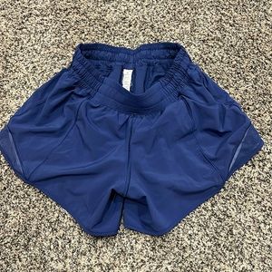 Like new Lululemon Hotty Hot shorts 4”